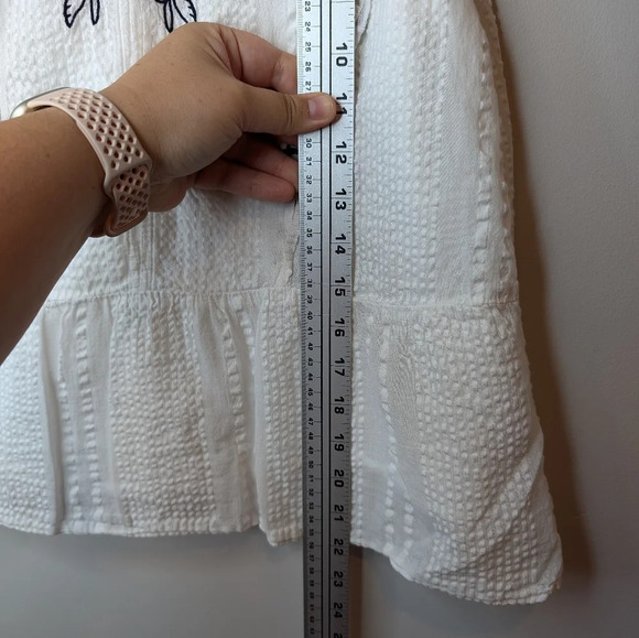 LOFT Petites MP White Sleeveless Blouse Blue Embroidery Ruffled Detail Women - Picture 10 of 11